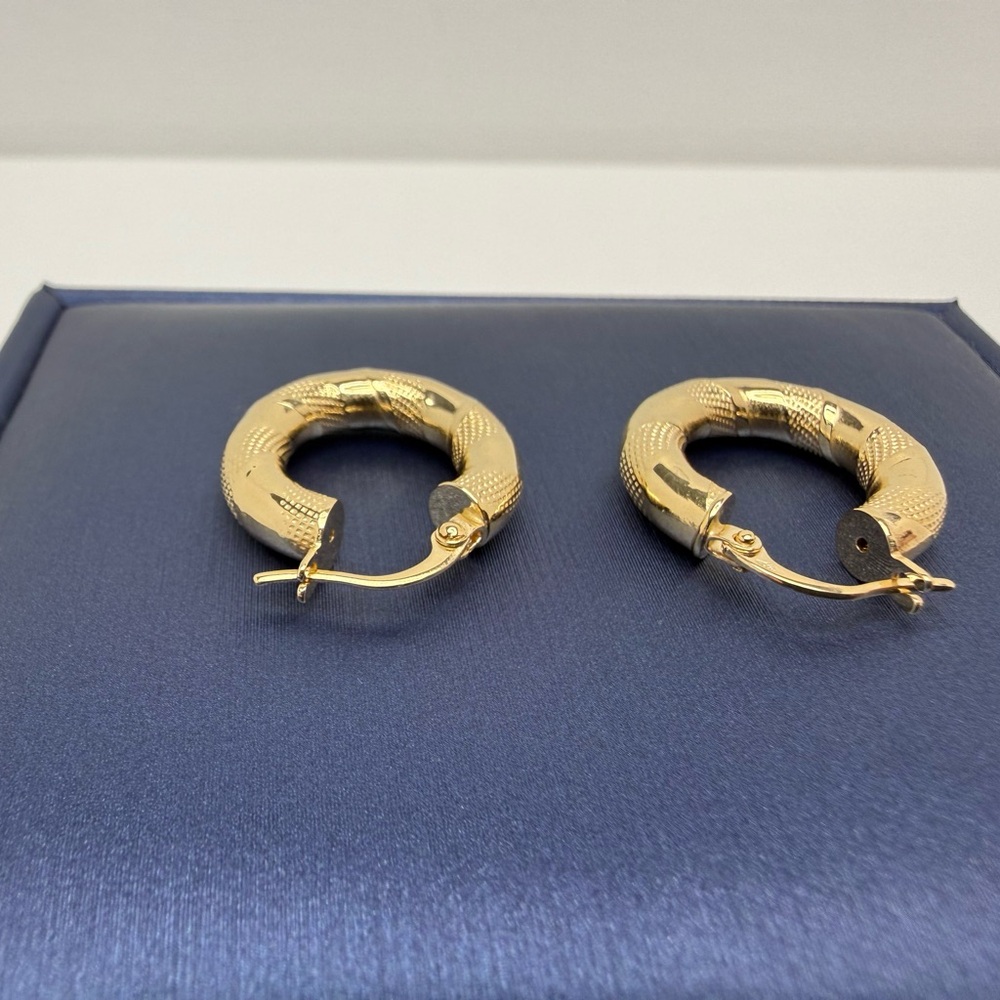 18K Genuine YG Gold Textured Hoop Earrings 18mm (Preowned) - Picture 5 of 17